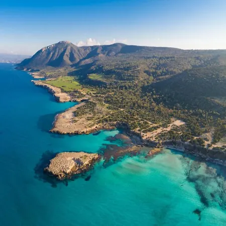 Eleni Willa Coral Bay